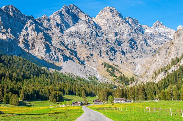 Quelle est la méthode facile pour installer un miroir qui agrandit l'espace ?